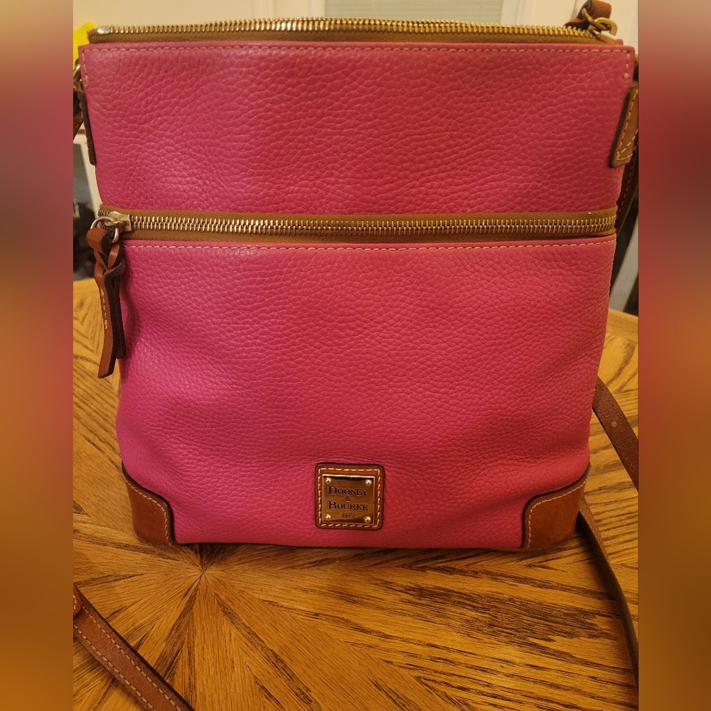 Dooney&Bourke,pink cross body, pebble grain small zip sac